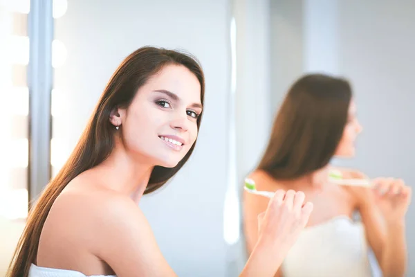 Retrato de uma jovem limpando os dentes — Fotografia de Stock