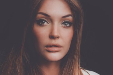 Siyah arka plan üzerine izole güzel bir kadın portresi. Güzel bir kadın portresi