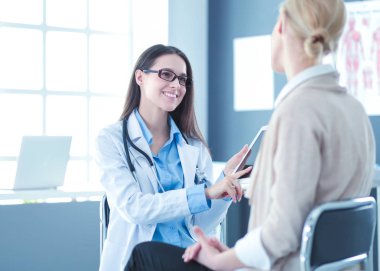 Doktor ve hasta masada otururken bir şey tartışıyorlar. İlaç ve sağlık hizmetleri kavramı