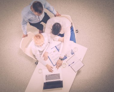 Laptop ile onların masada oturan iki iş adamları. Üstten Görünüm