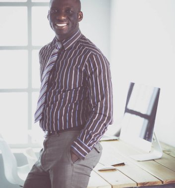 Ofiste duran yakışıklı bir zenci işadamının portresi.