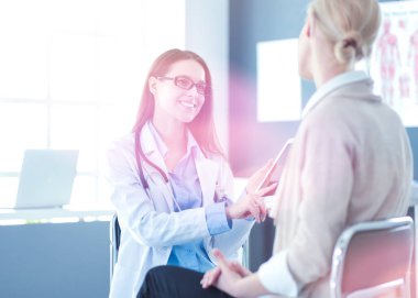 Doktor ve hasta masada otururken bir şey tartışıyorlar. İlaç ve sağlık hizmetleri kavramı