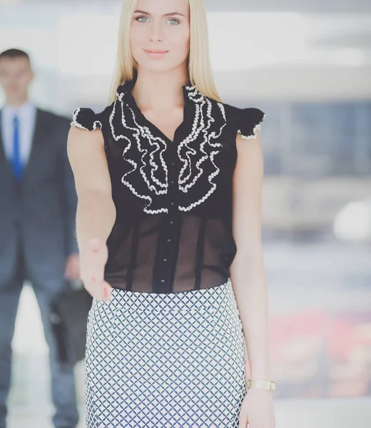 İş kadını ofiste tokalaşıyor .