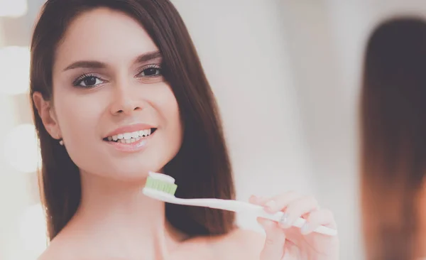 Portrait of a young girl cleaning her teeth — Stock Photo, Image