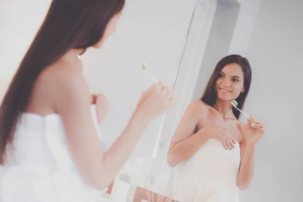 Retrato de una joven limpiándose los dientes — Foto de Stock