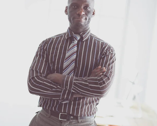 オフィスに立つハンサムな黒人実業家の肖像画 — ストック写真