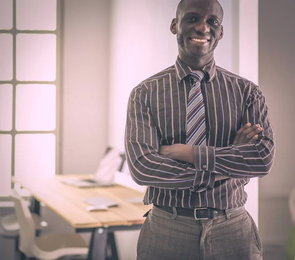 Portrét pohledného černého podnikatele stojícího v úřadu — Stock fotografie