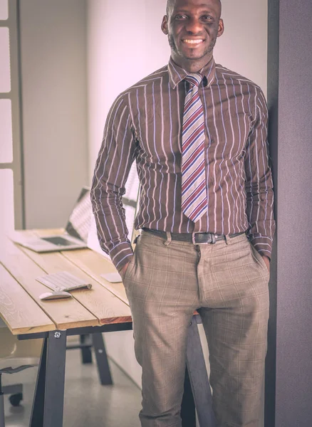 Retrato de um belo homem de negócios negro em pé no cargo — Fotografia de Stock