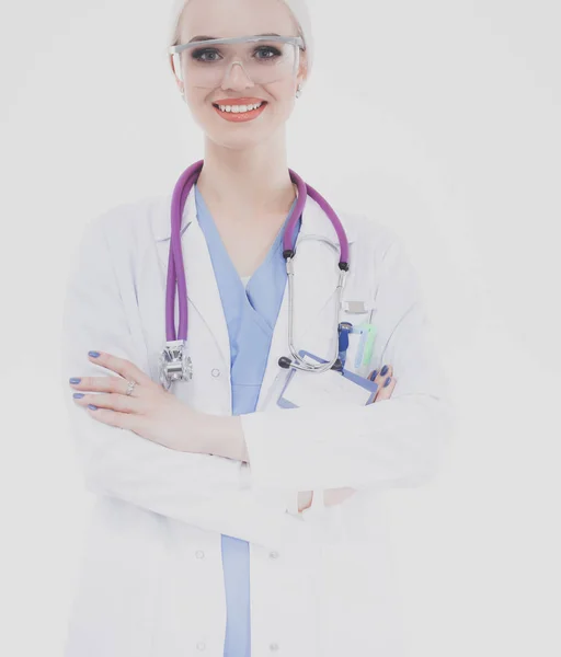 Portrait de femme médecin debout sur fond blanc isolé. Femme médecin. — Photo