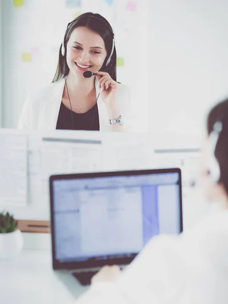 Femme d'affaires souriante ou opérateur de ligne d'assistance avec casque et ordinateur au bureau — Photo