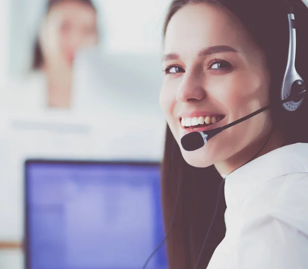 Uśmiechnięta bizneswoman lub operator infolinii z słuchawkami i komputerem w biurze — Zdjęcie stockowe