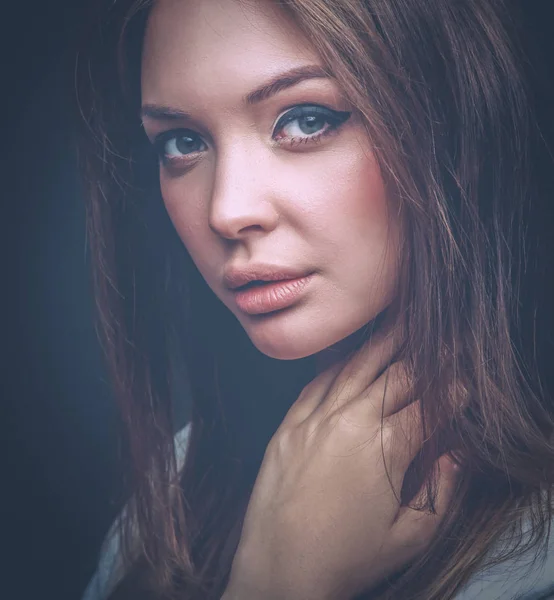 Retrato de una mujer hermosa, aislada sobre fondo negro. Retrato de una mujer hermosa — Foto de Stock