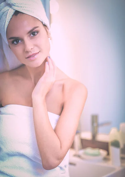 Mujer atractiva joven de pie frente al espejo del baño — Foto de Stock