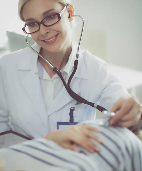 Doctor and patient discussing something while sitting at the table . Medicine and health care concept — Stock Photo, Image