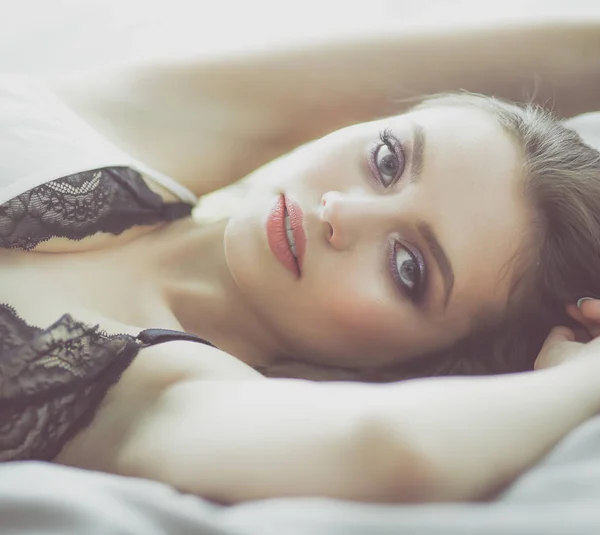 Сексуальная модная женщина на кровати — стоковое фото