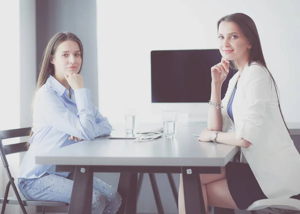 Twee vrouwelijke collega 's zitten op het bureau — Stockfoto
