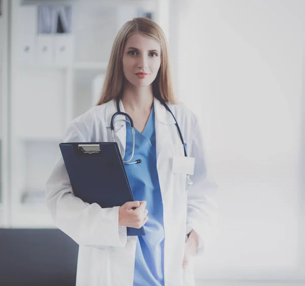 Docteur et patient discutant de quelque chose assis à la table. Médecine et soins de santé concept — Photo