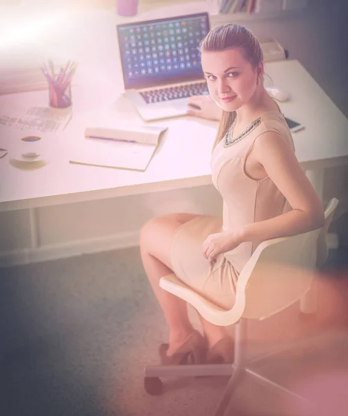 Усміхнена Жінка Документами Сидять Столі Ноутбуком — стокове фото