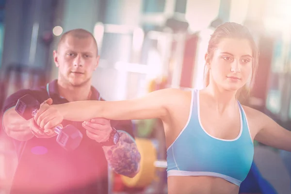 Schöne Frau im Fitnessstudio, die mit ihrem Trainer trainiert. schöne Frau. Fitnessstudio — Stockfoto