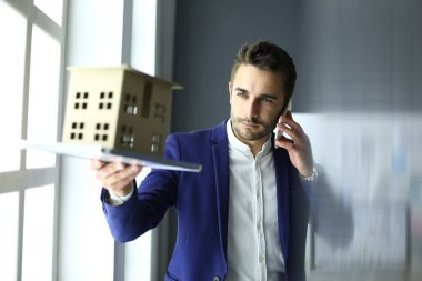 Ev minyatür Office el ayakta tutan işadamı.