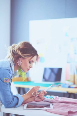 Moda Tasarımcısı kadın stüdyoda tasarımları ile iPad üzerinde