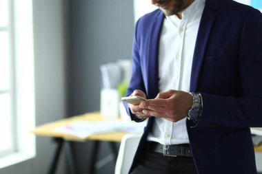 Genç tasarımcı ofisinde SMS yazma