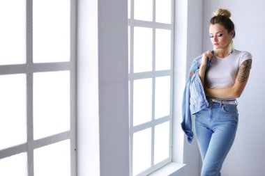 Çalışma odasında duran güzel bir kadın. Güzel kadın..