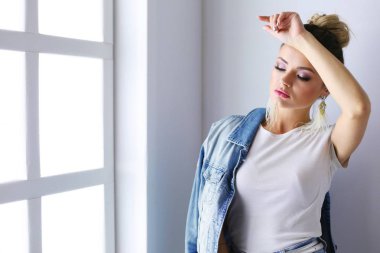 Çalışma odasında duran güzel bir kadın. Güzel kadın..