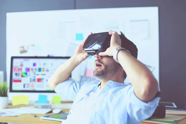 Joven programador de software masculino probando una nueva aplicación con gafas de realidad virtual 3d en la oficina . —  Fotos de Stock