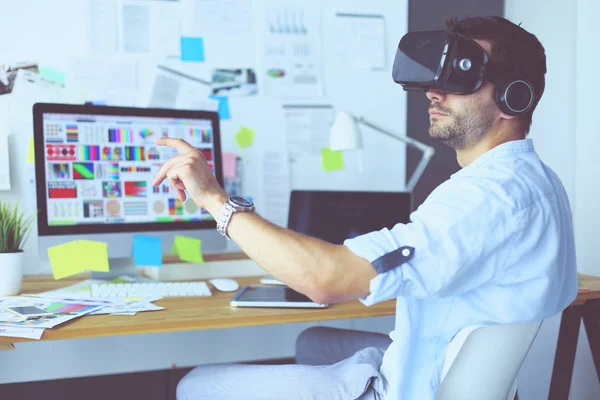 Joven programador de software masculino probando una nueva aplicación con gafas de realidad virtual 3d en la oficina . — Foto de Stock