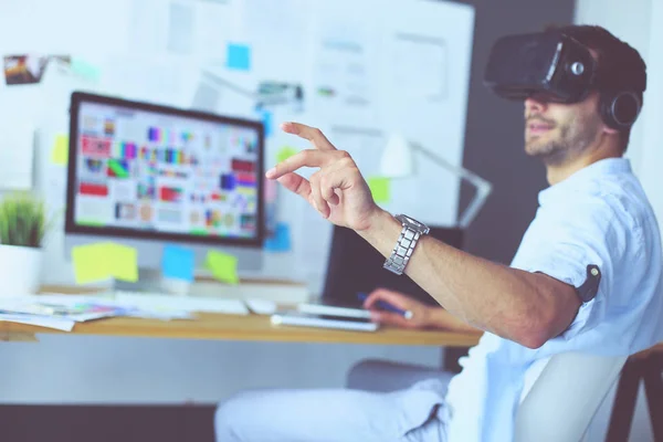 Young male software programmer testing a new app with 3d virtual reality glasses in office. — Stock Photo, Image