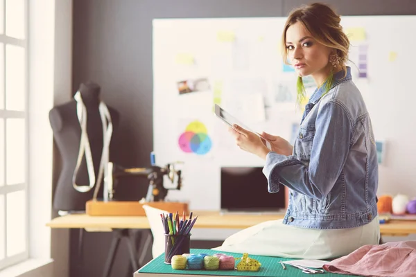 Modedesignerin arbeitet im Atelier an ihren Entwürfen — Stockfoto