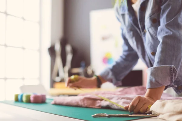 Fashion designer vrouw werkt aan haar ontwerpen in de studio — Stockfoto