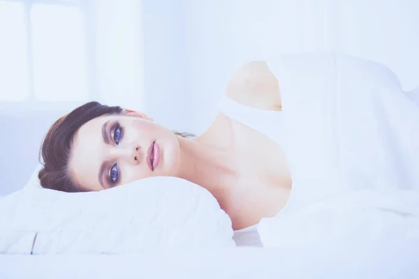 Młoda piękna kobieta leżąca w łóżku. — Zdjęcie stockowe