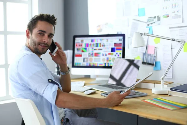 Retrato Del Joven Diseñador Sentado Estudio Gráfico Frente Computadora Portátil — Foto de Stock