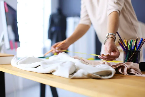 Modedesignerin arbeitet im Atelier an ihren Entwürfen. — Stockfoto