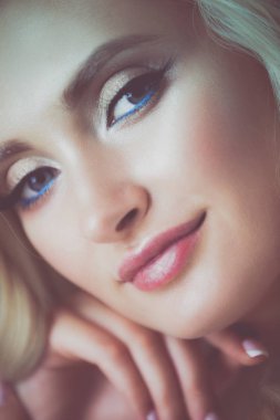 Güzel genç kadın portresi, ofiste oturuyor..