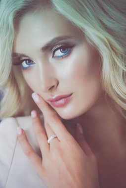 Güzel genç kadın portresi, ofiste oturuyor..