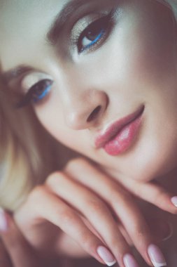 Güzel genç kadın portresi, ofiste oturuyor..