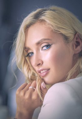 Güzel genç kadın portresi, ofiste oturuyor..