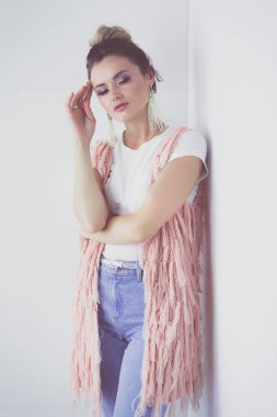 Çalışma odasında duran güzel bir kadın. Güzel kadın..