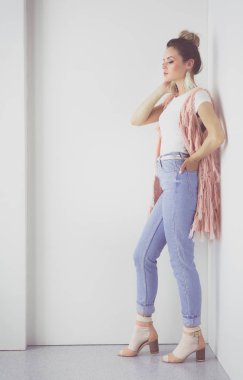 Çalışma odasında duran güzel bir kadın. Güzel kadın..