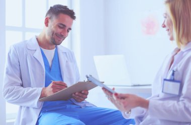 Yakışıklı doktor genç bayan doktorla konuşuyor ve...