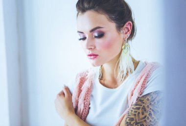 Çalışma odasında duran güzel bir kadın. Güzel kadın..