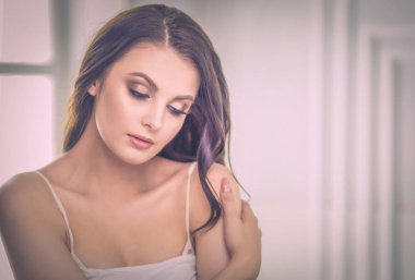 Evdeki yatakta uzanmış güzel esmer.