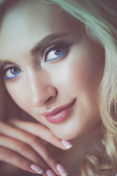 Beautiful young woman portrait , sitting in office. — Stock Photo, Image