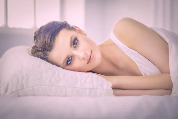 Jovem bela mulher deitada na cama. — Fotografia de Stock