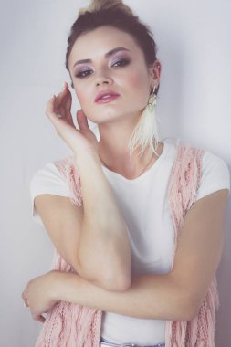 Çalışma odasında duran güzel bir kadın. Güzel kadın..