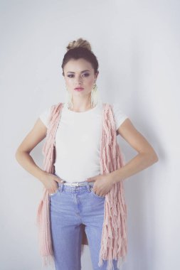 Çalışma odasında duran güzel bir kadın. Güzel kadın..