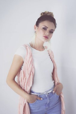 Çalışma odasında duran güzel bir kadın. Güzel kadın..